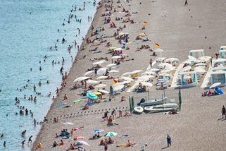 Plážové kluby pobuřují Italy i turisty. Bez placení už se často člověk nevykoupe